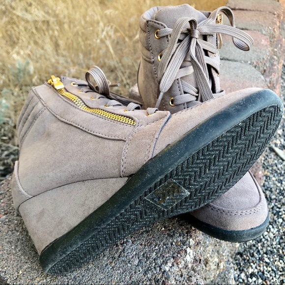 New! Lace Up Taupe Wedge Sneaker With Gold Zipper - Picture 7 of 8